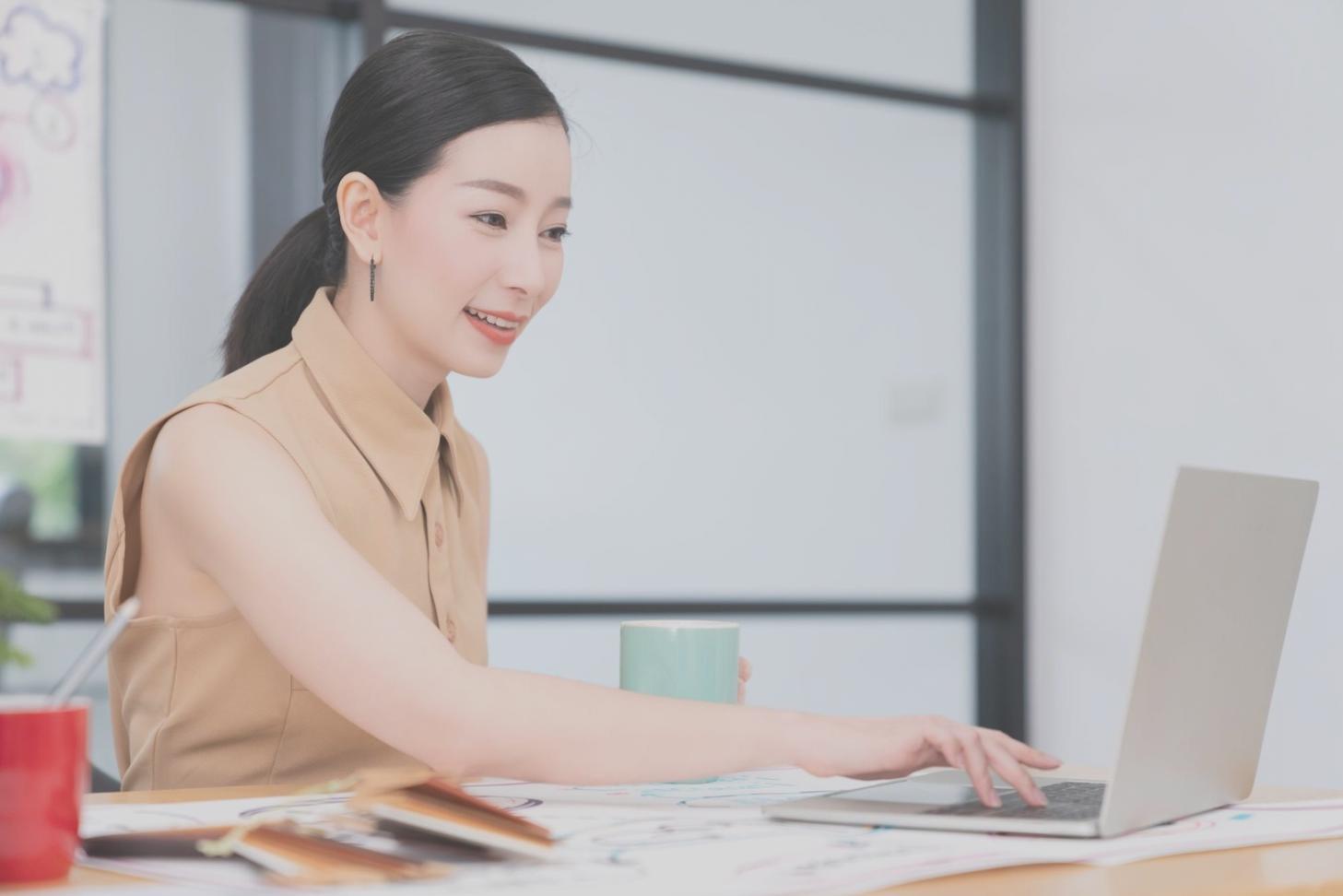 Professional workspace showing link building strategy documentation and analysis
